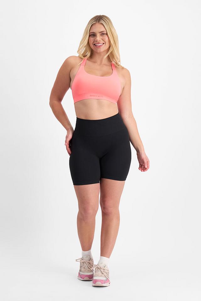 Zoe (She/Her) wears size L and is 170cm tall with 98cm chest and 85cm waist