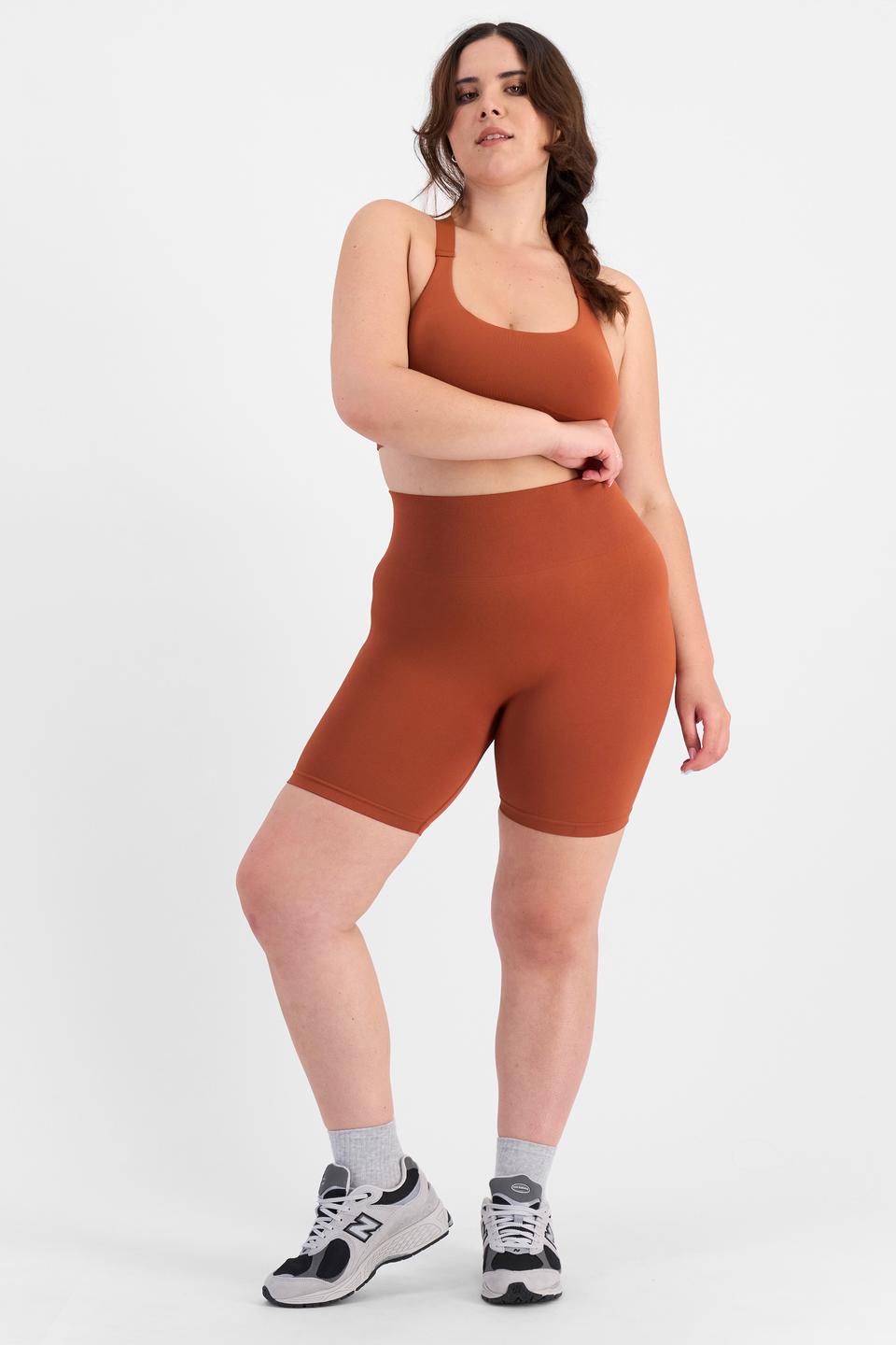 Bella (She/Her) wears size L and is 173cm tall with 95cm chest and 77cm waist