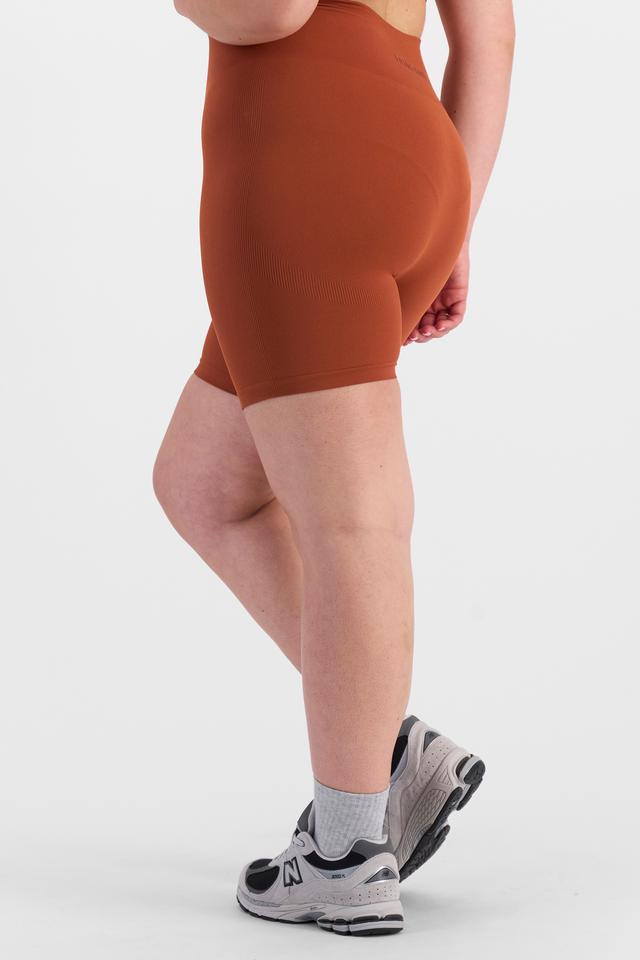 Bella (She/Her) wears size L and is 173cm tall with 95cm chest and 77cm waist