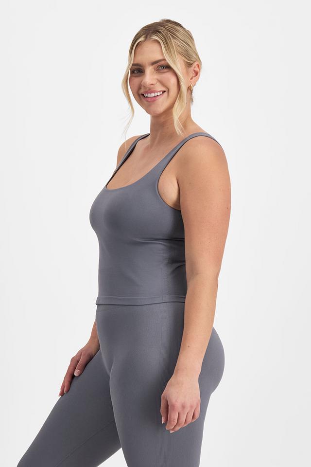 Zoe (She/Her) wears size Large and is 170cm tall with 98cm chest and 85cm waist