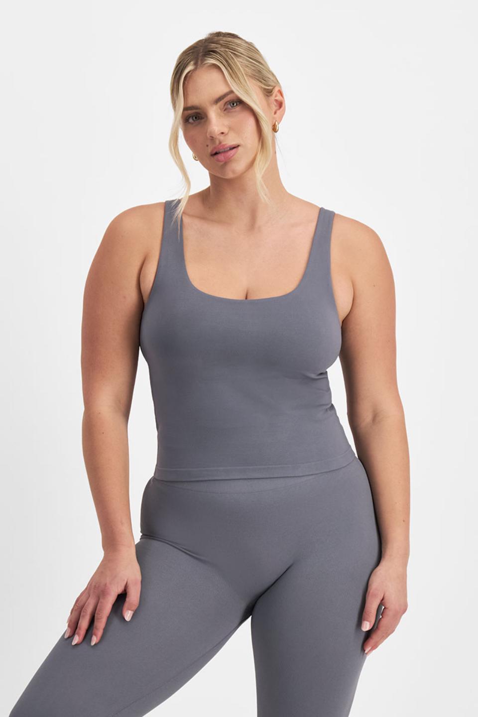 Zoe (She/Her) wears size Large and is 170cm tall with 98cm chest and 85cm waist