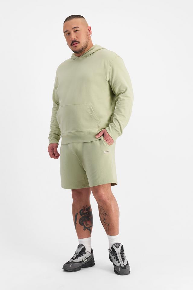 Mike (He/Him) wears size XL and is 180cm tall with 120cm chest and 96cm waist