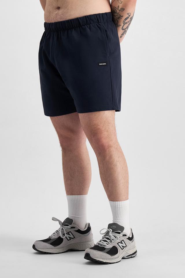 Sam (He/Him) wears size XL and is 178cm tall with 112cm chest