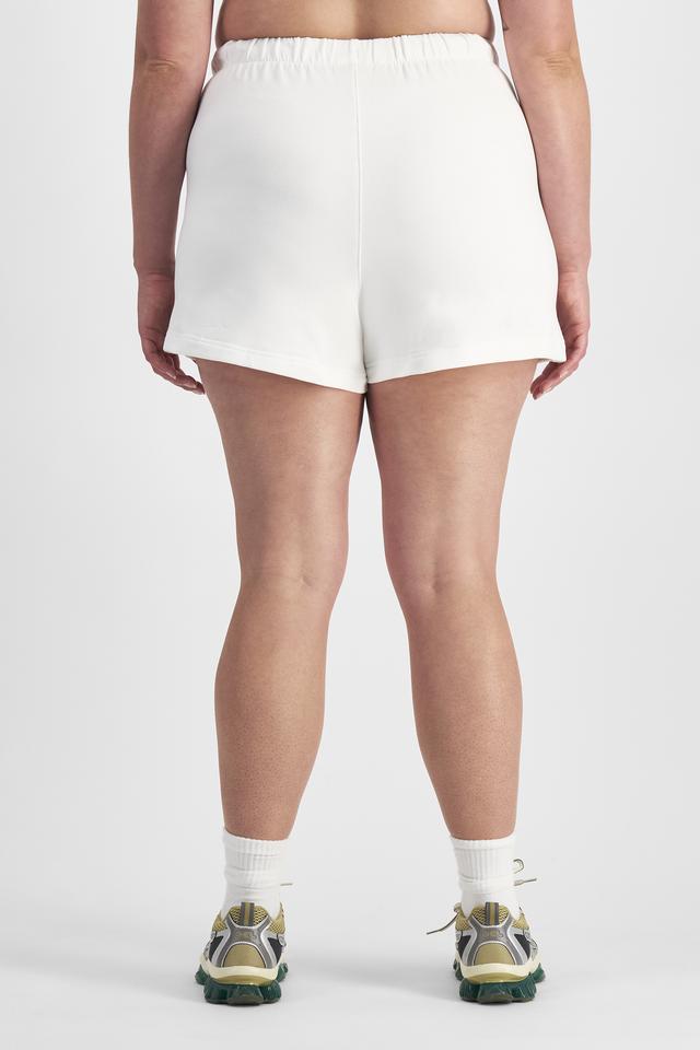 Chanel (She/Her) wears size L and is 176cm tall with 104cm chest and 89cm waist