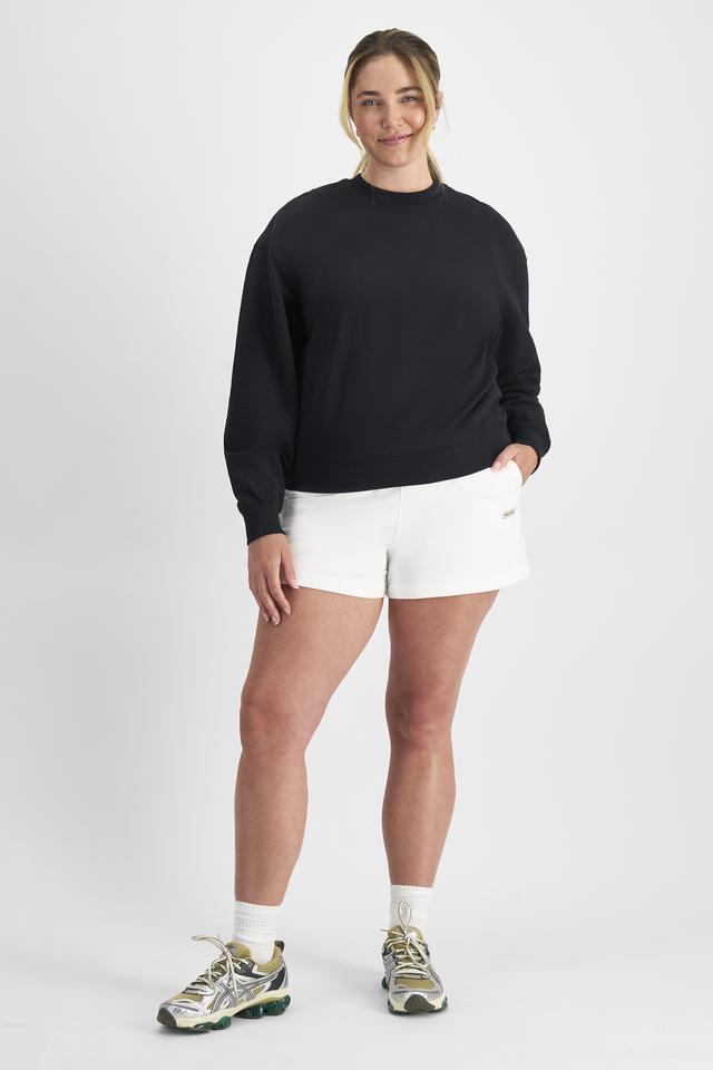 Chanel (She/Her) wears size L and is 176cm tall with 104cm chest and 89cm waist