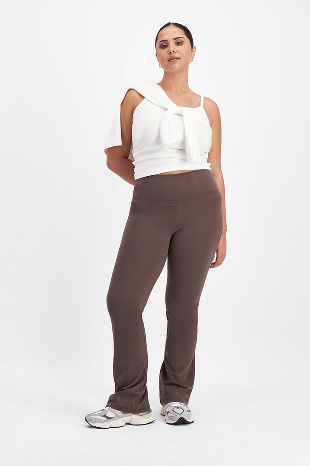 Bella (She/Her) wears size Large and is 173cm tall with 95cm chest and 77cm waist