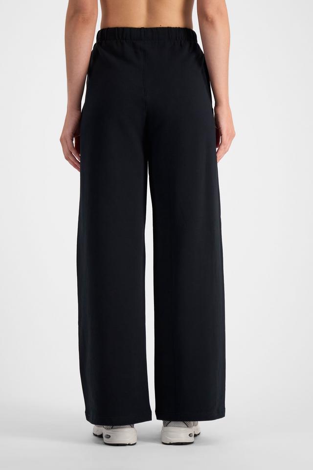Mikaela (She/Her) wears size S and is 177cm tall with 89cm chest and 66cm waist