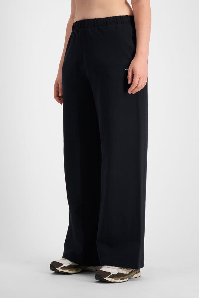 Martine (She/Her) wears size L and is 175cm tall with 82cm chest and 76cm waist