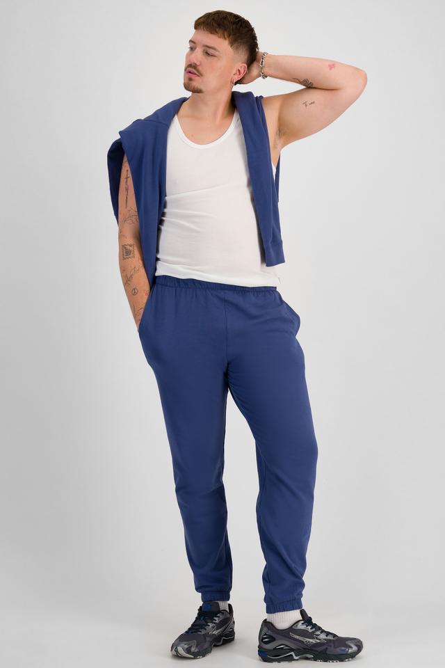 Jake (He/Him) wears size XL and is 195cm tall with 115cm chest and 106cm waist
