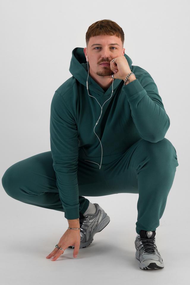Jake (He/Him) wears size XL and is 195cm tall with 115cm chest and 106cm waist