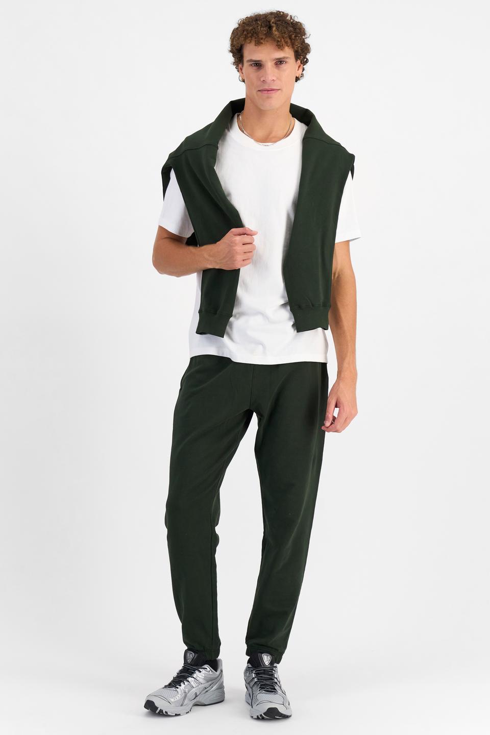 Kya (He/Him) wears size M and is 189cm tall with 99cm chest and 81cm waist