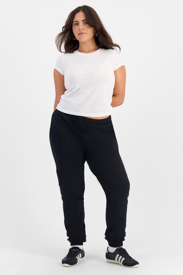 Bella (She/Her) wears size L and is 173cm tall with 95cm chest and 77cm waist