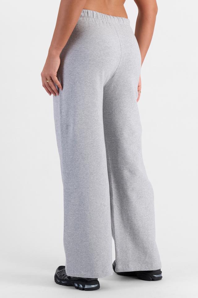 Olivia (She/Her) wears size S and is 176cm tall