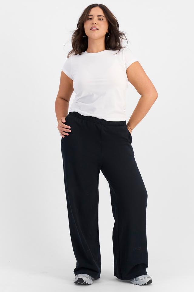 Bella (She/Her) wears size L and is 173cm tall with 95cm chest and 77cm waist