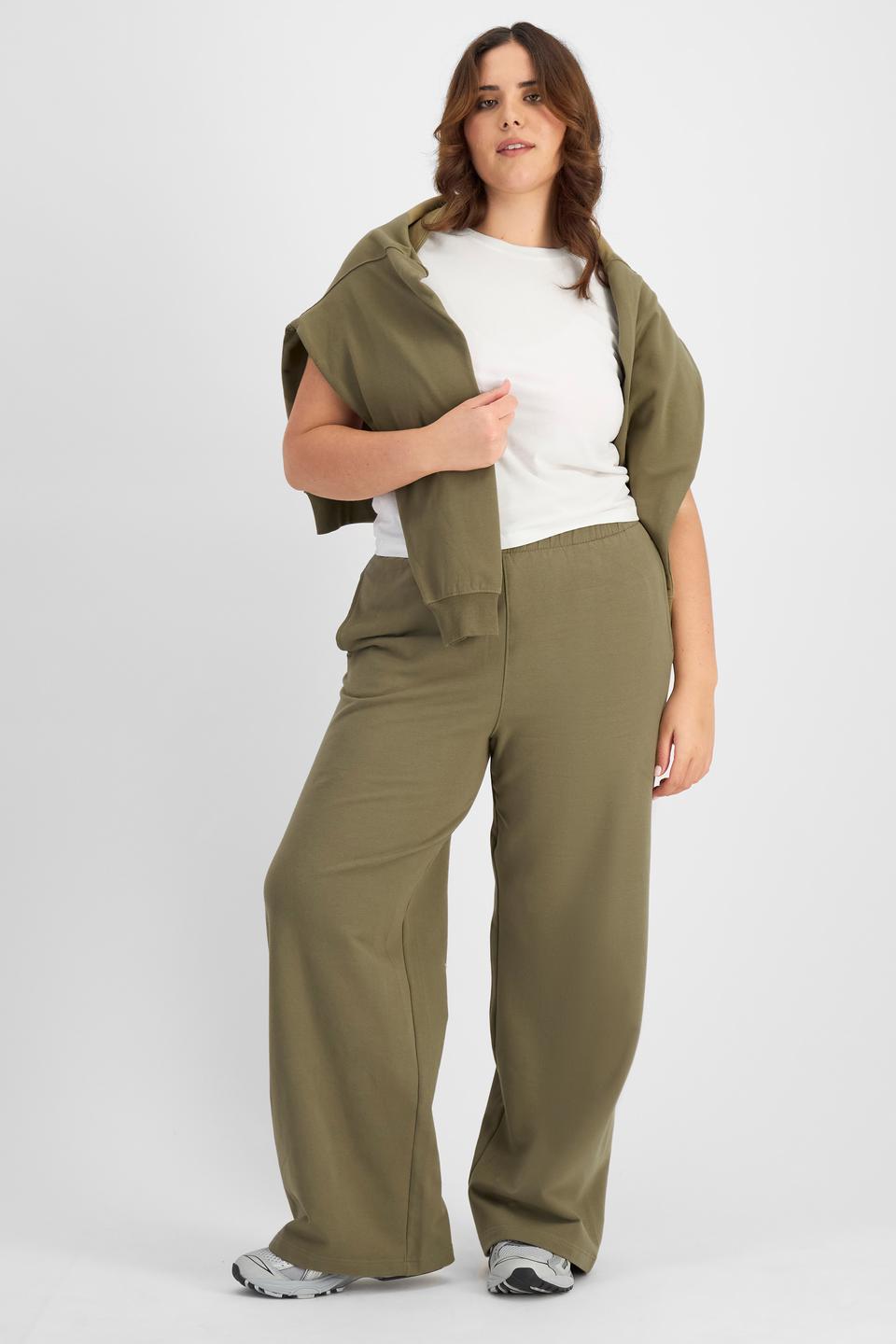 Bella (She/Her) wears size L and is 173cm tall with 95cm chest and 77cm waist