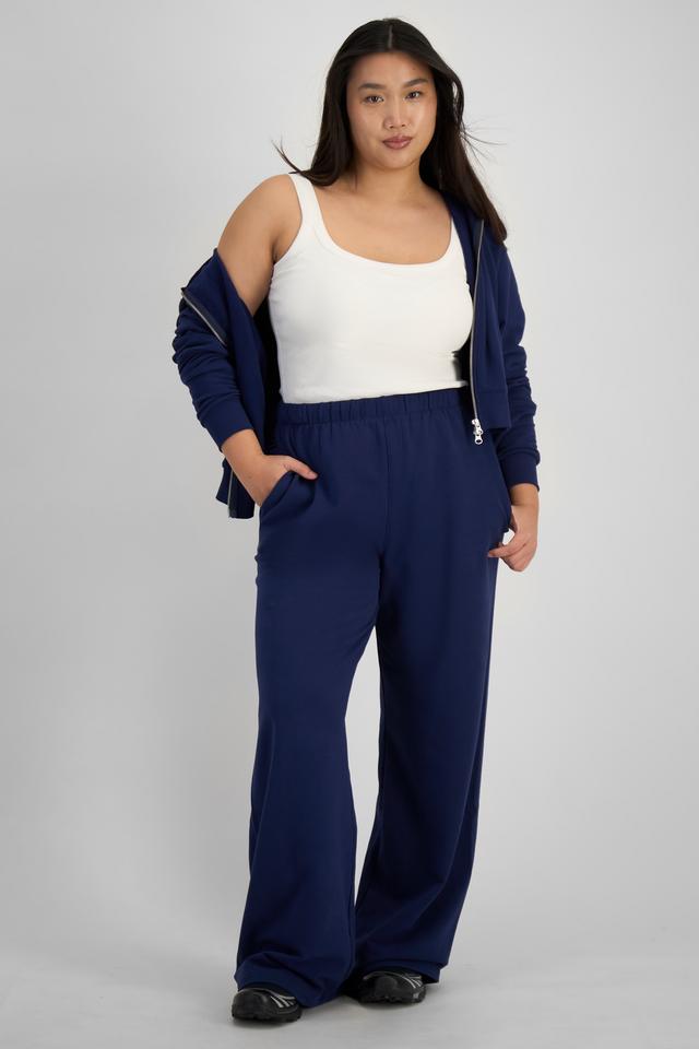 Chloe (She/Her) wears size L and is 165cm tall with 95cm chest and 78cm waist