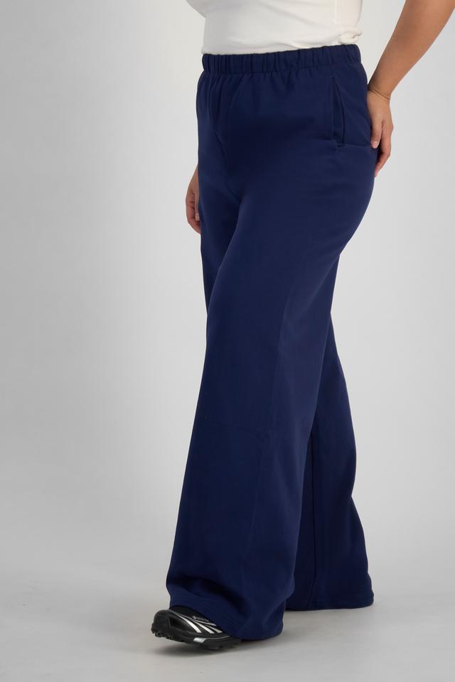 Chloe (She/Her) wears size L and is 165cm tall with 95cm chest and 78cm waist