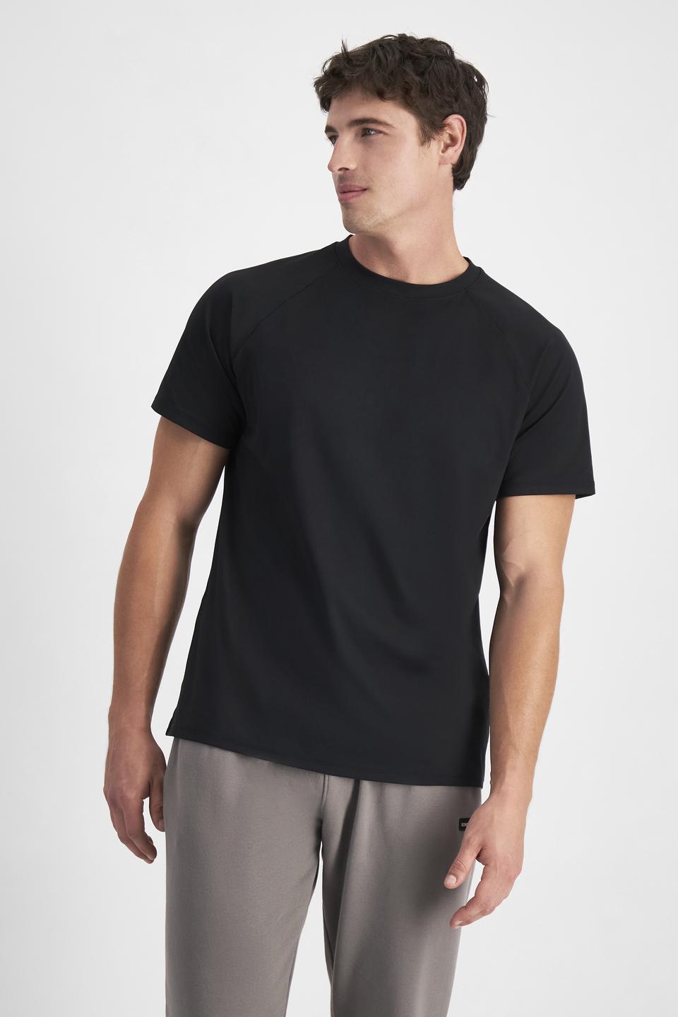 JOSH (He/Him) wears size M and is 185.48cm tall with 99cm chest and 81cm waist