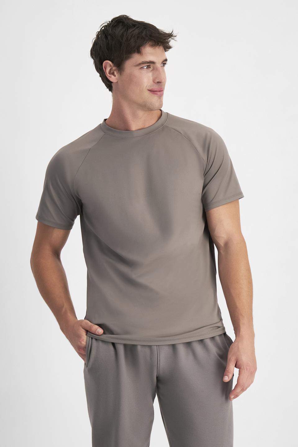 JOSH (He/Him) wears size M and is 185.48cm tall with 99cm chest and 81cm waist
