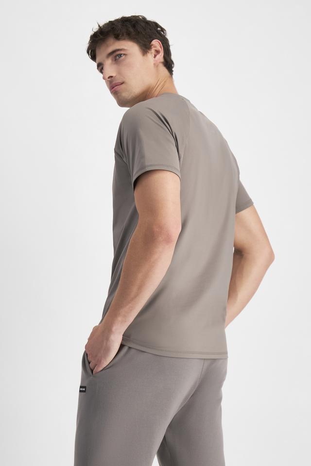 JOSH (He/Him) wears size M and is 185.48cm tall with 99cm chest and 81cm waist