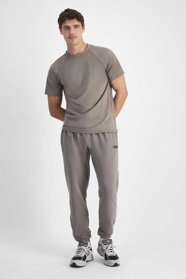 JOSH (He/Him) wears size M and is 185.48cm tall with 99cm chest and 81cm waist