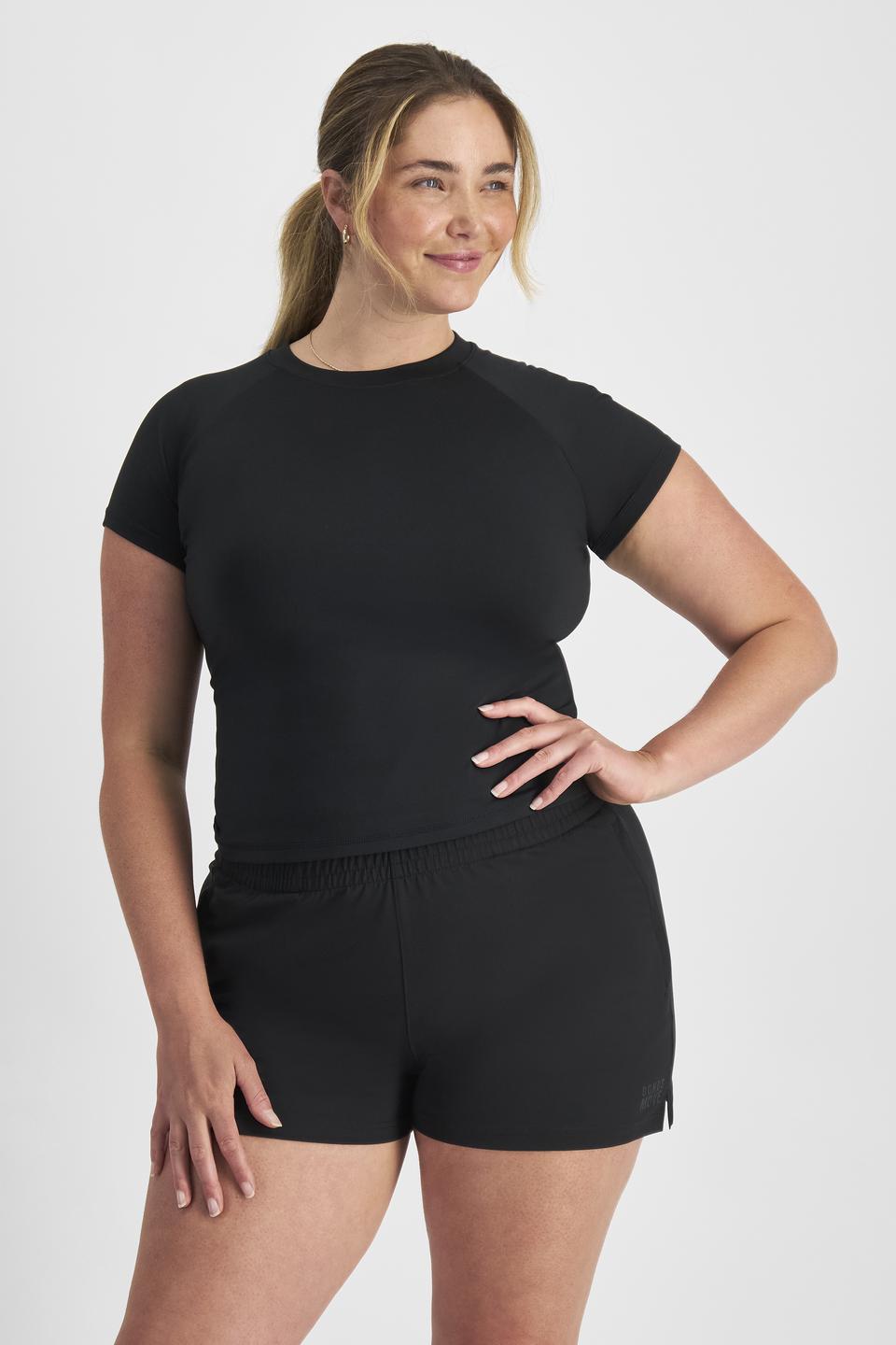Chanel (She/Her) wears size L and is 176cm tall with 104cm chest and 89cm waist