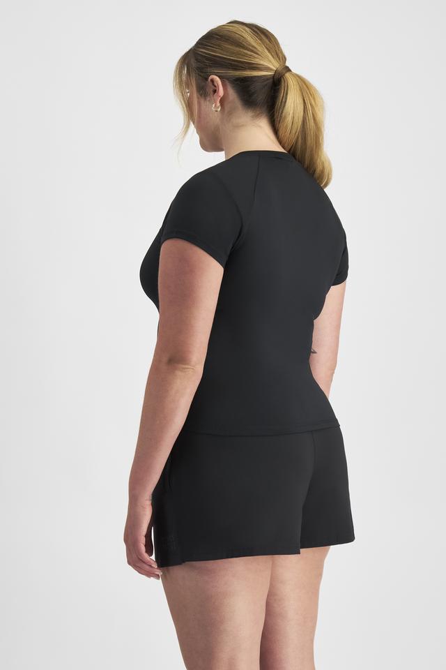 Chanel (She/Her) wears size L and is 176cm tall with 104cm chest and 89cm waist