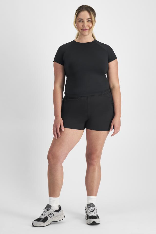 Chanel (She/Her) wears size L and is 176cm tall with 104cm chest and 89cm waist