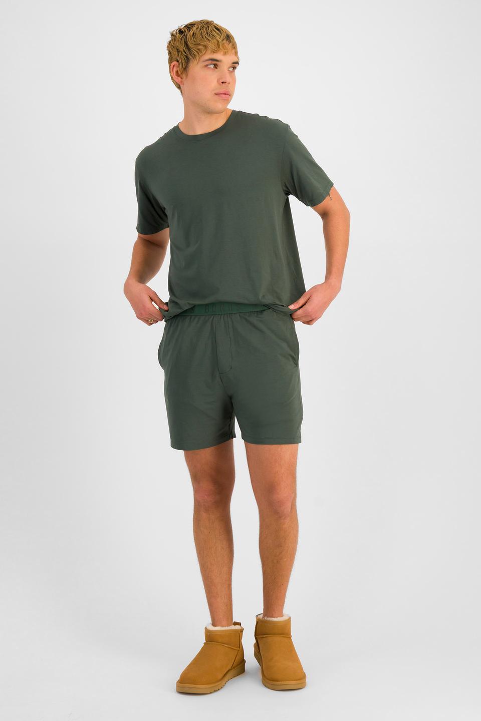 TOBIAS (He/Him) wears size M and is 187cm tall with 93cm chest and 78cm waist