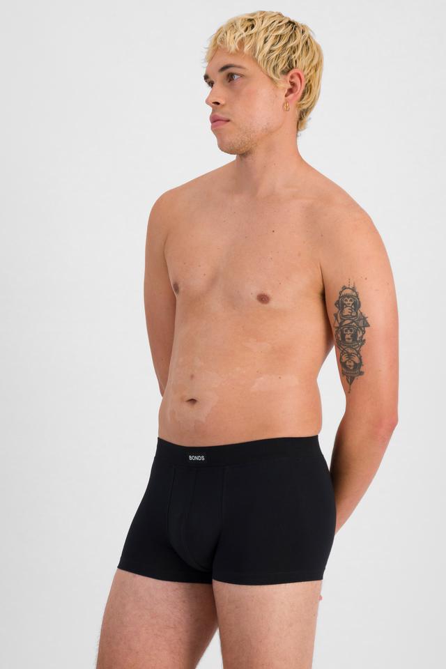TOBIAS (He/Him) wears size M and is 187cm tall with 93cm chest and 78cm waist