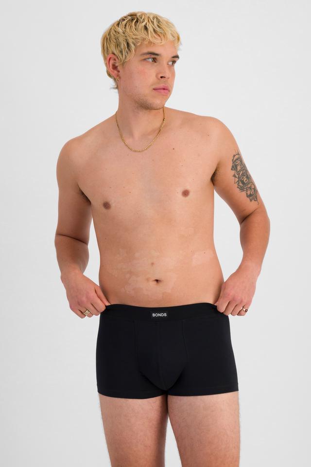 TOBIAS (He/Him) wears size M and is 187cm tall with 93cm chest and 78cm waist