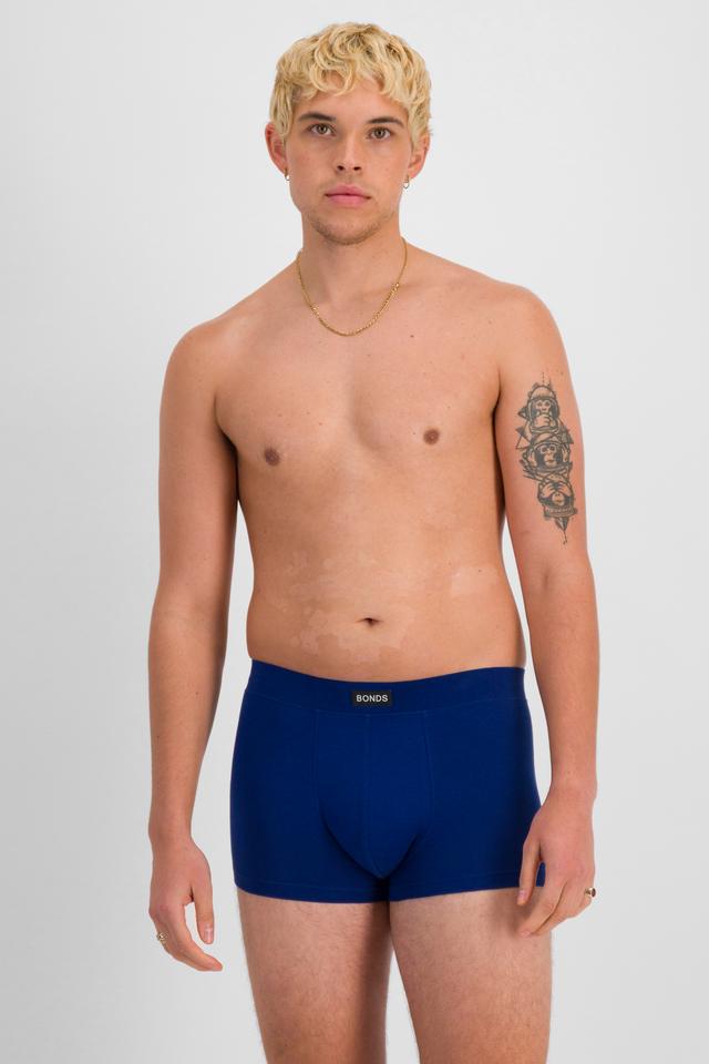 TOBIAS (He/Him) wears size M and is 187cm tall with 93cm chest and 78cm waist