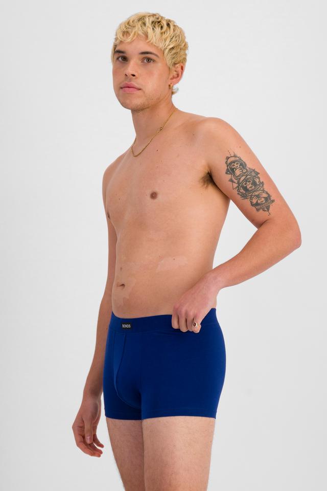 TOBIAS (He/Him) wears size M and is 187cm tall with 93cm chest and 78cm waist