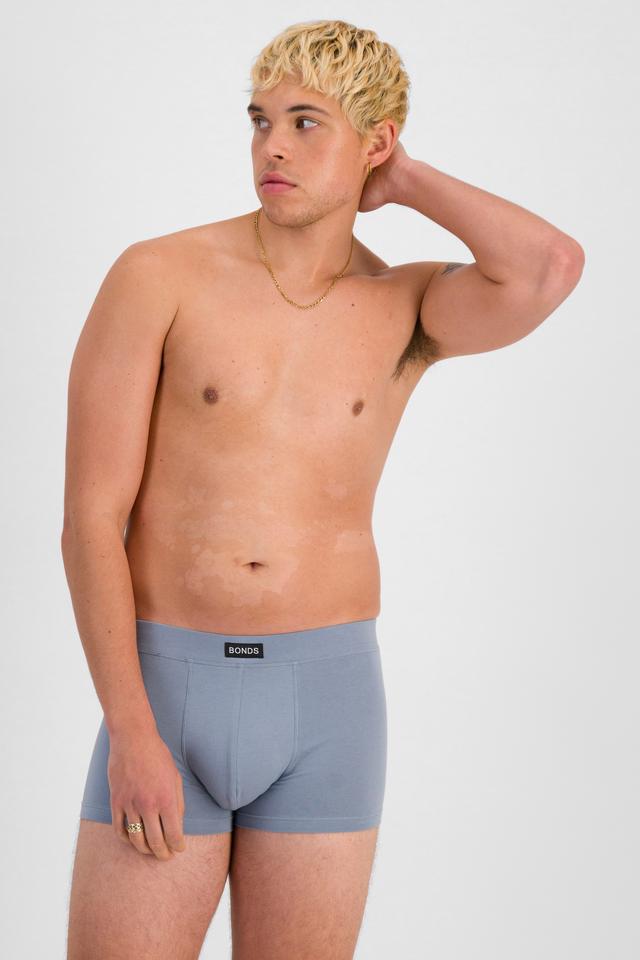 TOBIAS (He/Him) wears size M and is 187cm tall with 93cm chest and 78cm waist