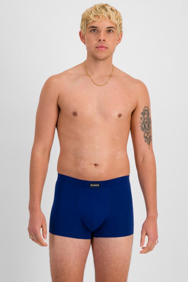 TOBIAS (He/Him) wears size M and is 187cm tall with 93cm chest and 78cm waist