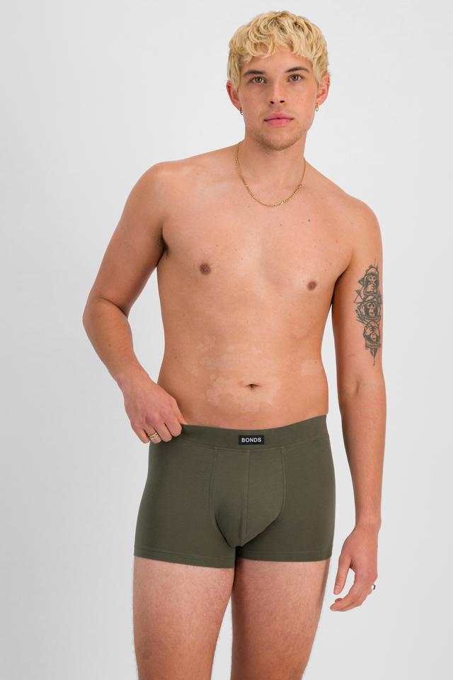 TOBIAS (He/Him) wears size M and is 187cm tall with 93cm chest and 78cm waist