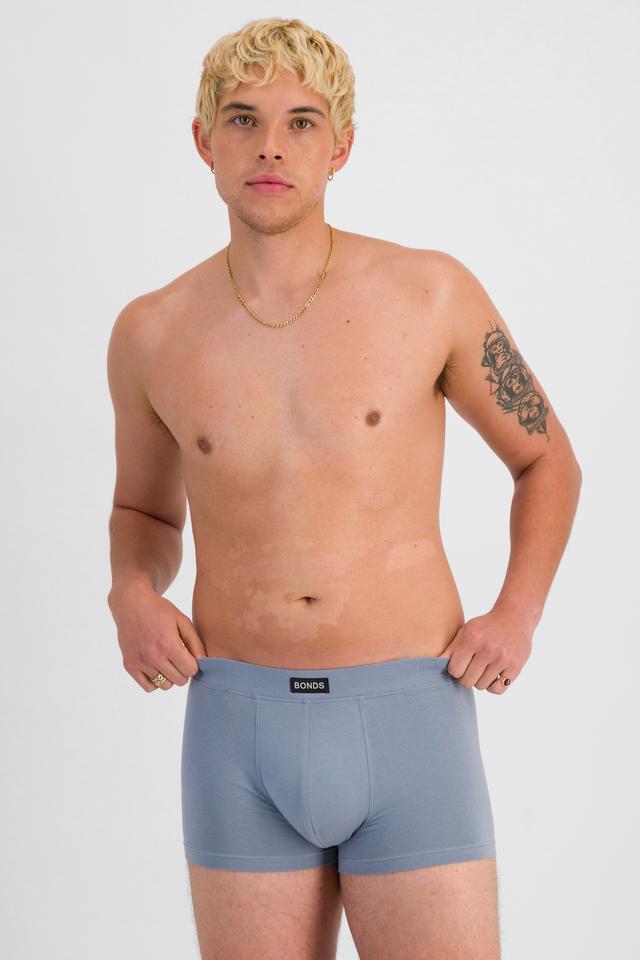 TOBIAS (He/Him) wears size M and is 187cm tall with 93cm chest and 78cm waist
