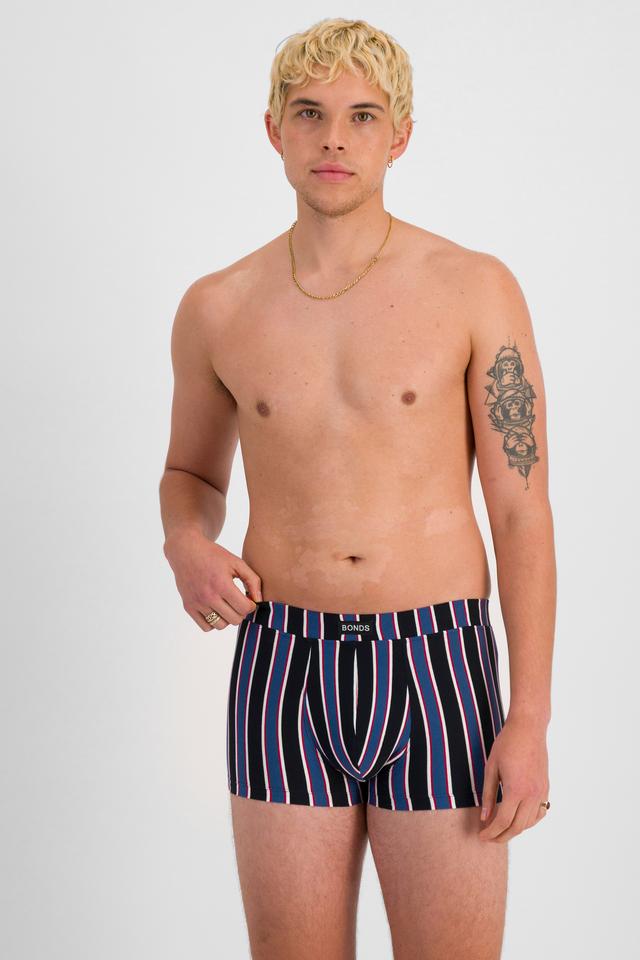 TOBIAS (He/Him) wears size M and is 187cm tall with 93cm chest and 78cm waist