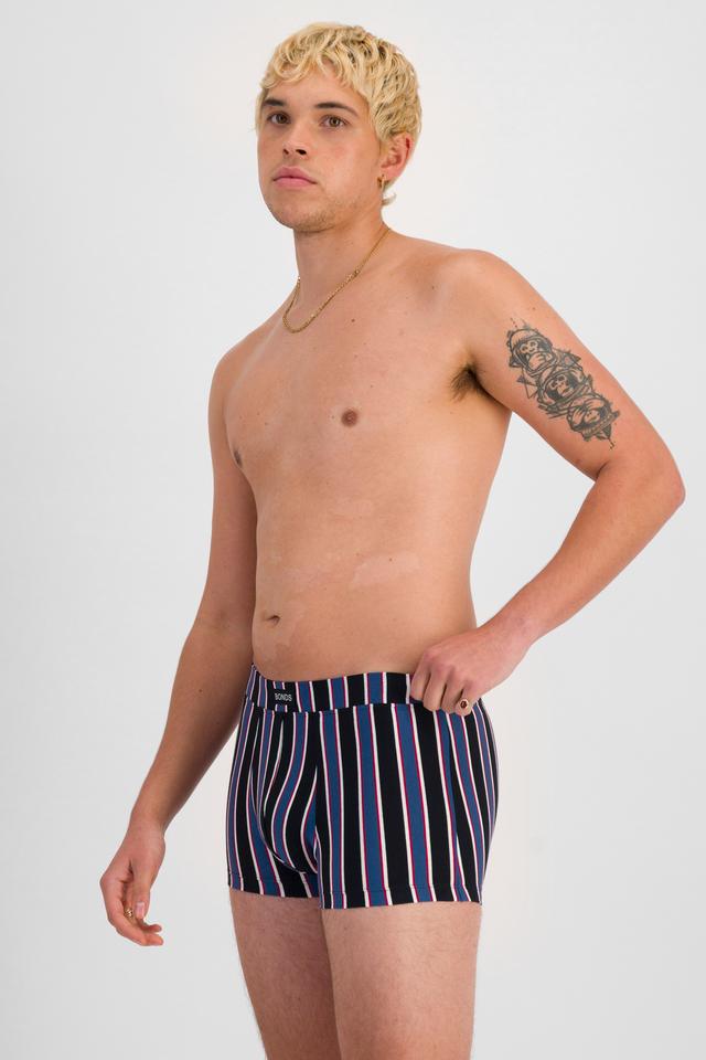 TOBIAS (He/Him) wears size M and is 187cm tall with 93cm chest and 78cm waist