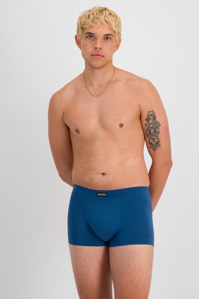 TOBIAS (He/Him) wears size M and is 187cm tall with 93cm chest and 78cm waist
