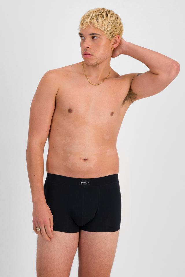 TOBIAS (He/Him) wears size M and is 187cm tall with 93cm chest and 78cm waist