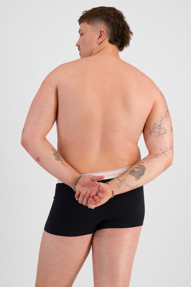 Jake (He/Him) wears size XL and is 195cm tall with 115cm chest and 106cm waist