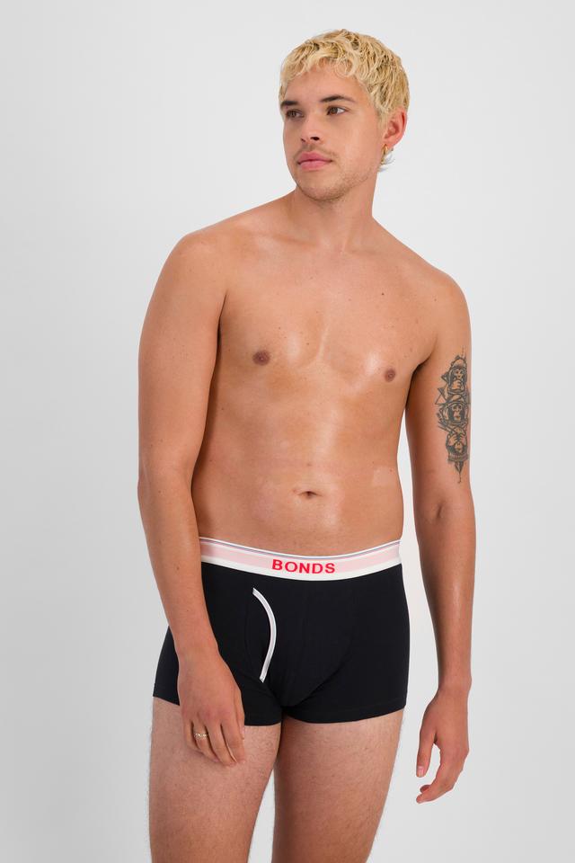 TOBIAS (He/Him) wears size M and is 187cm tall with 93cm chest and 78cm waist