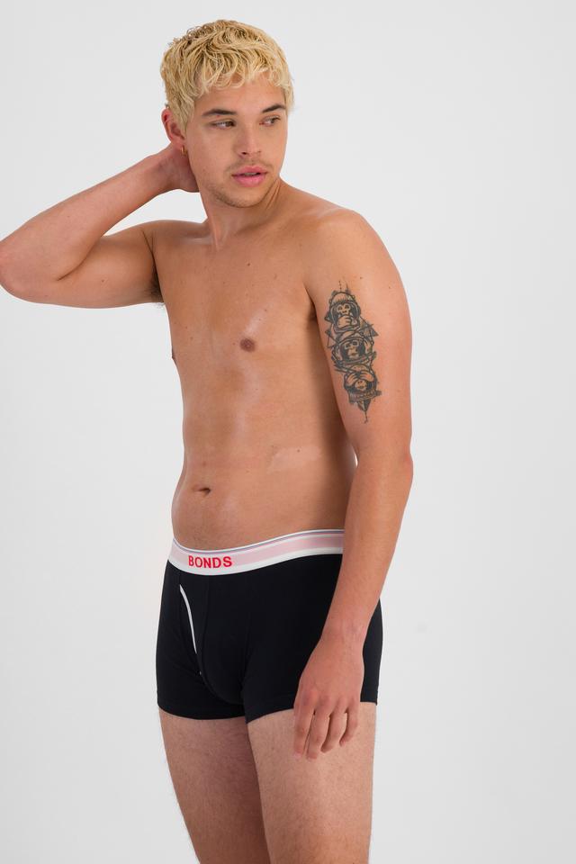 TOBIAS (He/Him) wears size M and is 187cm tall with 93cm chest and 78cm waist