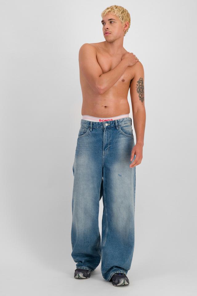 TOBIAS (He/Him) wears size M and is 187cm tall with 93cm chest and 78cm waist