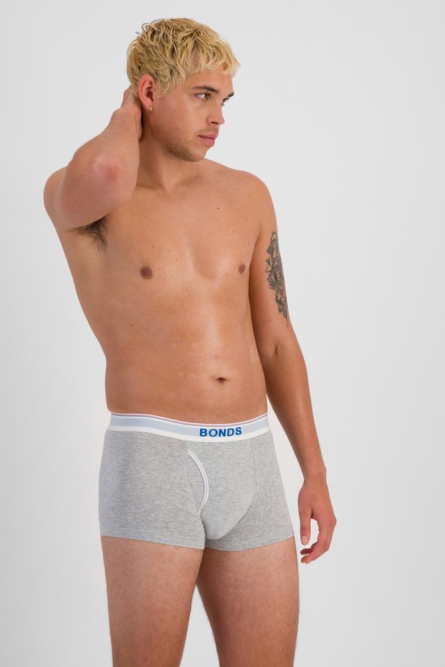 TOBIAS (He/Him) wears size M and is 187cm tall with 93cm chest and 78cm waist