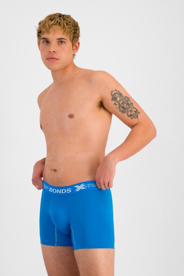TOBIAS (He/Him) wears size M and is 187cm tall with 93cm chest and 78cm waist