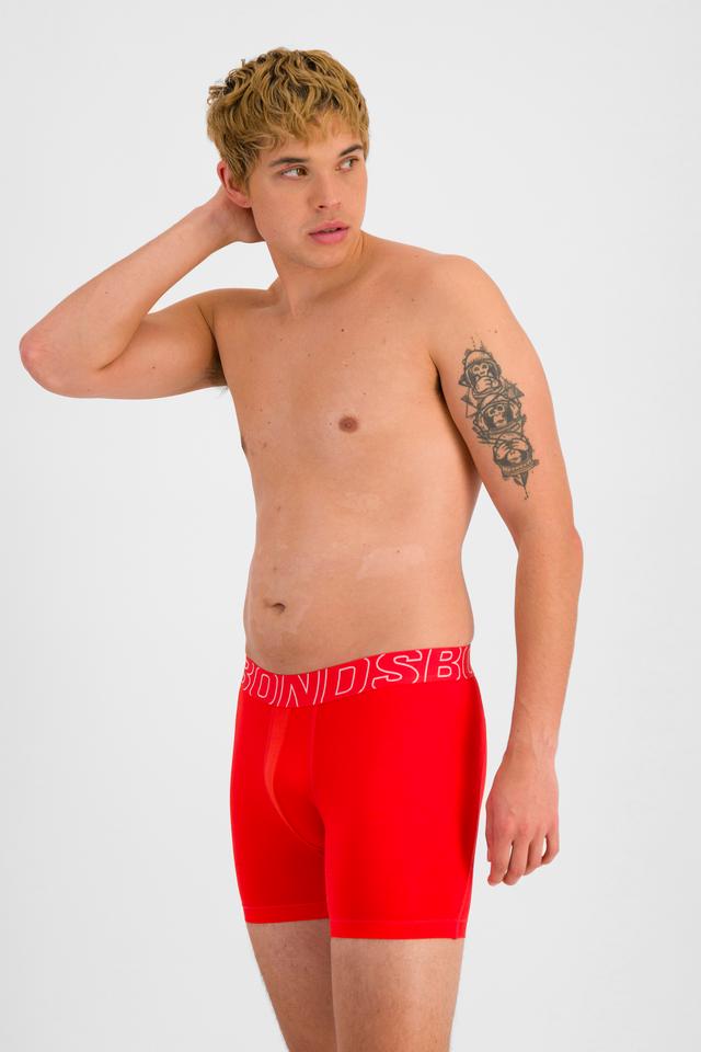 TOBIAS (He/Him) wears size M and is 187cm tall with 93cm chest and 78cm waist