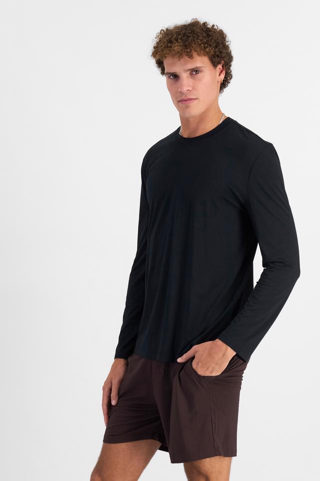 Kya (He/Him) wears size M and is 189cm tall with 99cm chest and 81cm waist