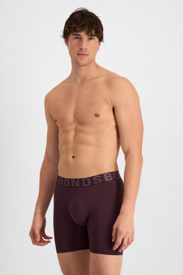 Alex (He/Him) wears size M and is 184cm tall with 98cm chest and 81cm waist